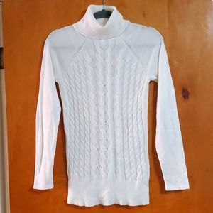 Sweater. Turtle neck. Cream.